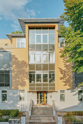 Moderne Stadtvilla mit Glasfassade und architektonischen Akzenten – stilvolles Wohn- und Geschäftshaus in urbaner Lage.