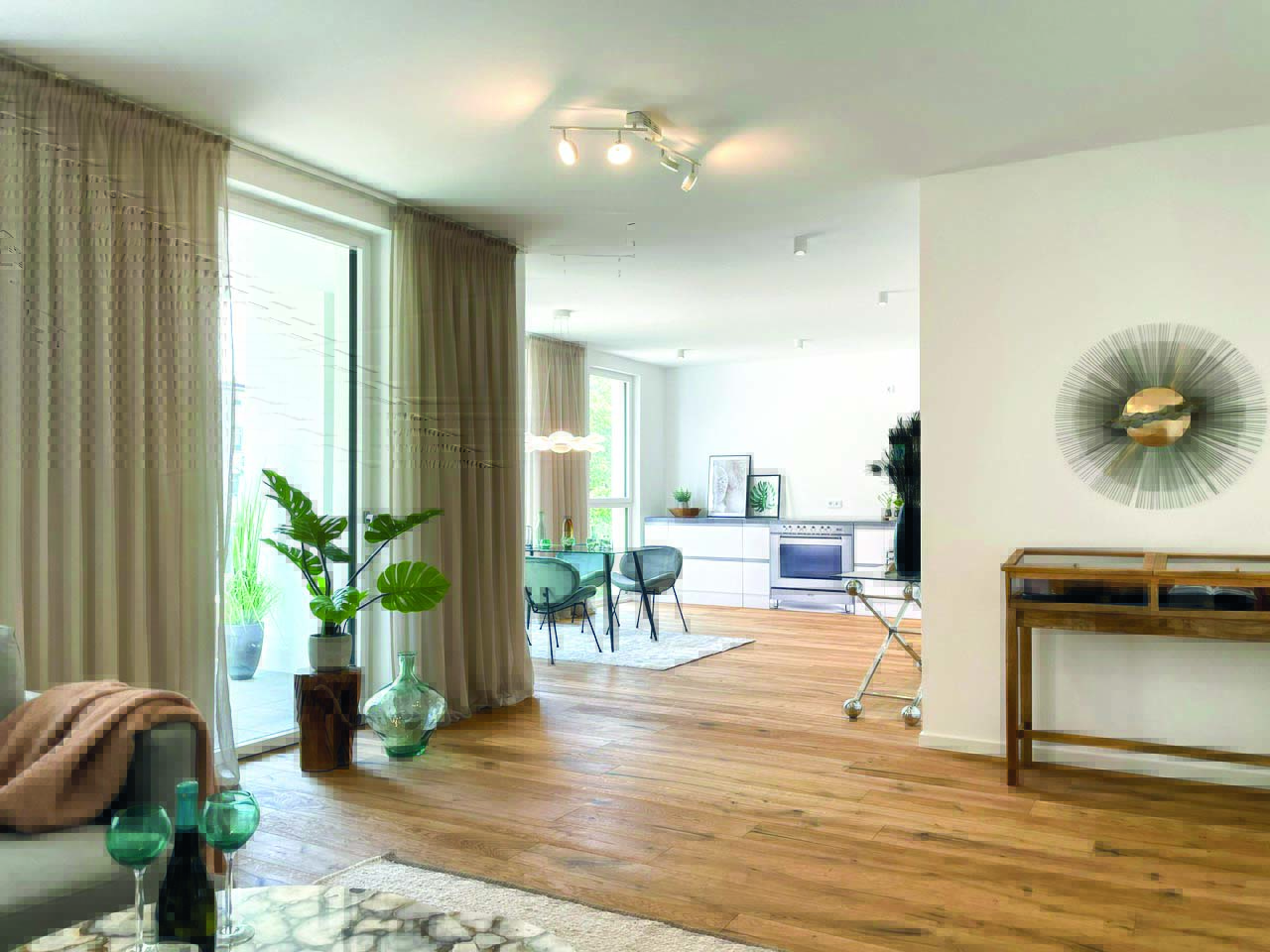Heller, moderner Wohn-Essbereich mit Holzfußboden, Designermöbeln und offener Küche in stilvoller Einrichtung.
