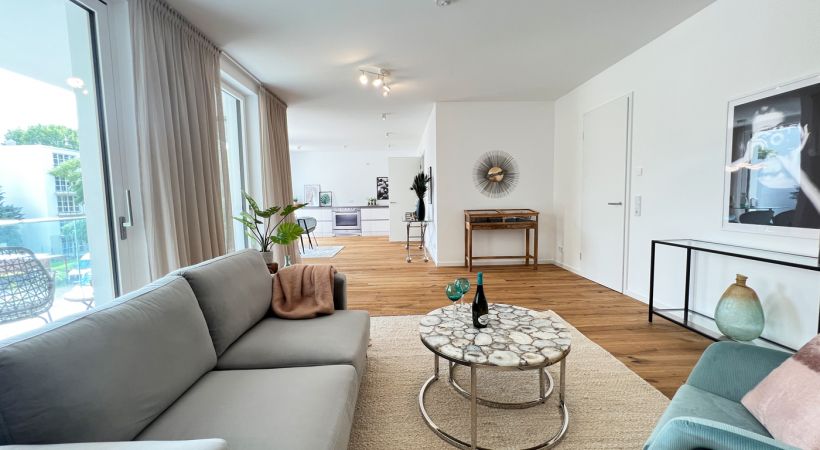 Offener Wohn-Essbereich mit bodentiefen Fenstern, Premiumparkett und Designküche – luxuriöses Wohnen in Buckau.