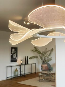 Organische Designerleuchte als Blickfang im stilvollen Wohnbereich mit Parkett, Kunstobjekten und hochwertiger Einrichtung.