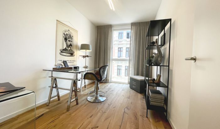 Modernes Homeoffice mit Designmöbeln, hochwertigem Boden und viel Tageslicht für produktives Arbeiten zu Hause.