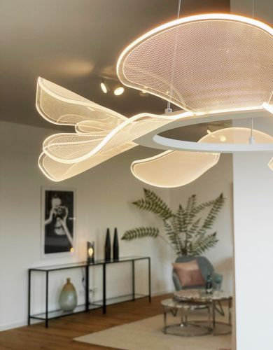 Skulpturale Designerleuchte in stilvollem Wohnraum mit edlem Interieur und kunstvoller Einrichtung.